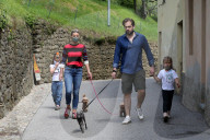 PEOPLE - Michelle Hunziker mit Tomaso Trussardi und den Töchtern Sole und Celeste beim Gassi gehen