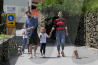 PEOPLE - Michelle Hunziker mit Tomaso Trussardi und den Töchtern Sole und Celeste beim Gassi gehen
