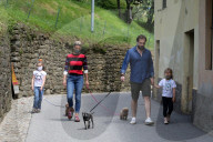 PEOPLE - Michelle Hunziker mit Tomaso Trussardi und den Töchtern Sole und Celeste beim Gassi gehen