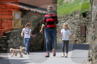 PEOPLE - Michelle Hunziker mit Tomaso Trussardi und den Töchtern Sole und Celeste beim Gassi gehen