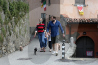 PEOPLE - Michelle Hunziker mit Tomaso Trussardi und den Töchtern Sole und Celeste beim Gassi gehen