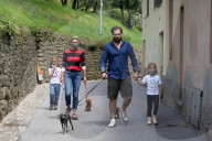 PEOPLE - Michelle Hunziker mit Tomaso Trussardi und den Töchtern Sole und Celeste beim Gassi gehen