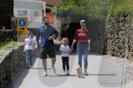 PEOPLE - Michelle Hunziker mit Tomaso Trussardi und den Töchtern Sole und Celeste beim Gassi gehen