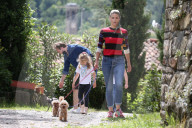 PEOPLE - Michelle Hunziker mit Tomaso Trussardi und den Töchtern Sole und Celeste beim Gassi gehen