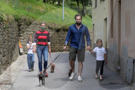 PEOPLE - Michelle Hunziker mit Tomaso Trussardi und den Töchtern Sole und Celeste beim Gassi gehen