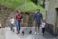 PEOPLE - Michelle Hunziker mit Tomaso Trussardi und den Töchtern Sole und Celeste beim Gassi gehen