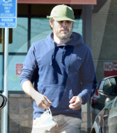 PREMIUM EXCLUSIVE Casey Affleck Has His Mask On Hand For Afternoon Grocery Trip