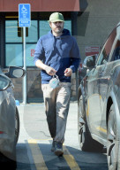 PREMIUM EXCLUSIVE Casey Affleck Has His Mask On Hand For Afternoon Grocery Trip