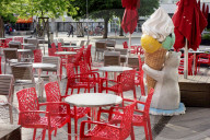 NEWS - Coronavirus: Nichts los trotz Öffnung: Leere Stühle und leere Tische vor einem Eis-Cafe in Berlin-Mitte