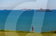 NEWS - Queen Mary 2 andere Kreuzfahrtschiffe ankern vor Weymouth in Dorset