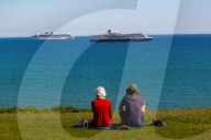 NEWS - Queen Mary 2 andere Kreuzfahrtschiffe ankern vor Weymouth in Dorset