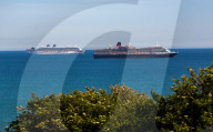 NEWS - Queen Mary 2 andere Kreuzfahrtschiffe ankern vor Weymouth in Dorset
