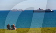 NEWS - Queen Mary 2 andere Kreuzfahrtschiffe ankern vor Weymouth in Dorset