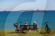 NEWS - Queen Mary 2 andere Kreuzfahrtschiffe ankern vor Weymouth in Dorset