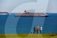 NEWS - Queen Mary 2 andere Kreuzfahrtschiffe ankern vor Weymouth in Dorset