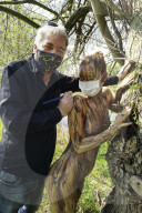 FEATURE -  Gut getarnt! Nature Art Bodypainting Model vor einem Baum fast nicht zu erkennen