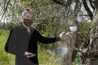 FEATURE -  Gut getarnt! Nature Art Bodypainting Model vor einem Baum fast nicht zu erkennen