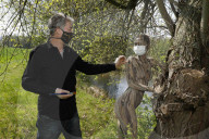 FEATURE -  Gut getarnt! Nature Art Bodypainting Model vor einem Baum fast nicht zu erkennen