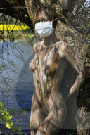 FEATURE -  Gut getarnt! Nature Art Bodypainting Model vor einem Baum fast nicht zu erkennen