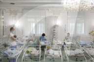 FEATURE - Leihmutter-Babys warten in der Ukraine auf ihre Eltern