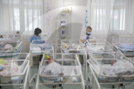 FEATURE - Leihmutter-Babys warten in der Ukraine auf ihre Eltern
