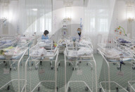FEATURE - Leihmutter-Babys warten in der Ukraine auf ihre Eltern