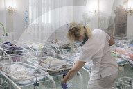 FEATURE - Leihmutter-Babys warten in der Ukraine auf ihre Eltern