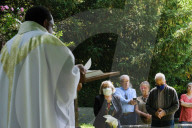 NEWS - Coronavirus: Messe an Auffahrt im Freien in Saint Martin, Frankreich