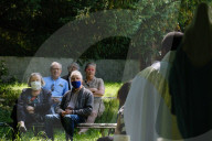 NEWS - Coronavirus: Messe an Auffahrt im Freien in Saint Martin, Frankreich