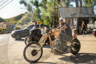PEOPLE - Jason Momoa macht in SÃ¼dkalifornien eine Spritztour mit seinem Vintage-Motorrad