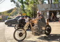 PEOPLE - Jason Momoa macht in SÃ¼dkalifornien eine Spritztour mit seinem Vintage-Motorrad