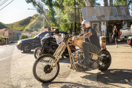 PEOPLE - Jason Momoa macht in SÃ¼dkalifornien eine Spritztour mit seinem Vintage-Motorrad