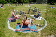 NEWS - Coronavirus: Sonnenbaden in einer Aura: Parkbesucher im Vroesenpark in Rotterdam