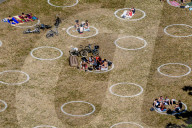 NEWS - Coronavirus: Sonnenbaden in einer Aura: Parkbesucher im Vroesenpark in Rotterdam