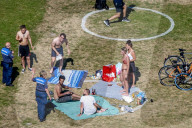 NEWS - Coronavirus: Sonnenbaden in einer Aura: Parkbesucher im Vroesenpark in Rotterdam