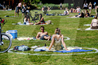 NEWS - Coronavirus: Sonnenbaden in einer Aura: Parkbesucher im Vroesenpark in Rotterdam