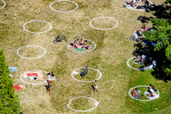 NEWS - Coronavirus: Sonnenbaden in einer Aura: Parkbesucher im Vroesenpark in Rotterdam