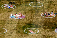 NEWS - Coronavirus: Sonnenbaden in einer Aura: Parkbesucher im Vroesenpark in Rotterdam