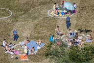 NEWS - Coronavirus: Sonnenbaden in einer Aura: Parkbesucher im Vroesenpark in Rotterdam