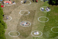 NEWS - Coronavirus: Sonnenbaden in einer Aura: Parkbesucher im Vroesenpark in Rotterdam