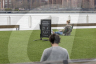 NEWS - Coronavirus: New York City Park malt Distanzierungskreise auf das Gras
