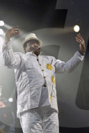 Mory Kante salue le public du chapiteau de jazz in Marciac 2018