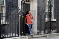 NEWS - Boris Johnsons umstrittener Berater Dominic Cummings vor seinem Haus