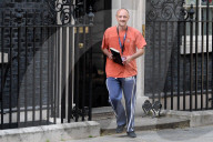 NEWS - Boris Johnsons umstrittener Berater Dominic Cummings vor seinem Haus
