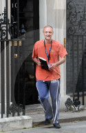 NEWS - Boris Johnsons umstrittener Berater Dominic Cummings vor seinem Haus