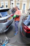 NEWS - Boris Johnsons umstrittener Berater Dominic Cummings vor seinem Haus