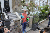 NEWS - Boris Johnsons umstrittener Berater Dominic Cummings vor seinem Haus