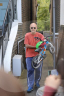 NEWS - Boris Johnsons umstrittener Berater Dominic Cummings vor seinem Haus