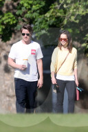 EXKLUSIV - Emilia Clarke spaziert in London