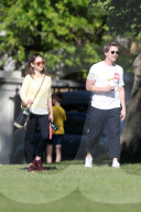 EXKLUSIV - Emilia Clarke spaziert in London
